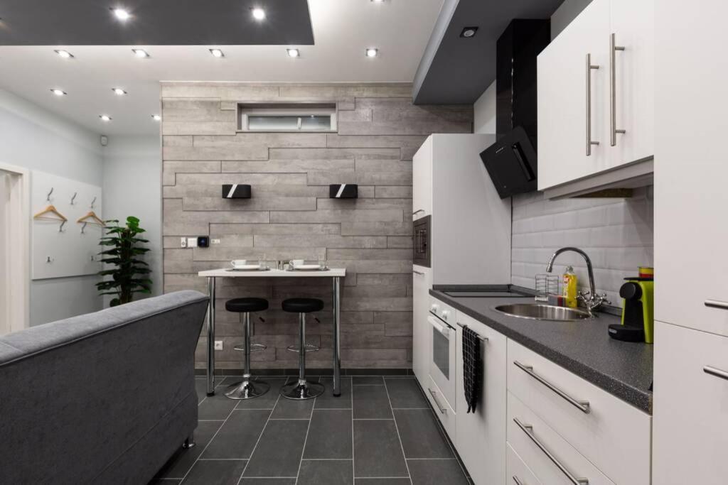 Premium Apartment By Hi5 - Central 1 Bedroom Budapest Extérieur photo