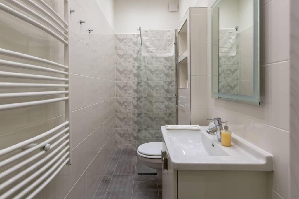Premium Apartment By Hi5 - Central 1 Bedroom Budapest Extérieur photo